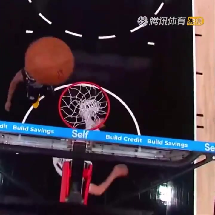 罕見一幕！努爾基奇拋投 球神奇停在籃板上沿 看呆凱爾登?。ㄅ瑺柣婕\）